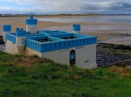 Spacious Apartment, Enniscrone, hotel v destinaci Enniscrone