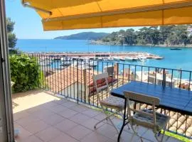 Apartment in front of the sea