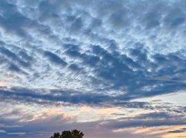 Seaside Serenity "Rose" with pool, 150m from sea, hotel in Sukošan
