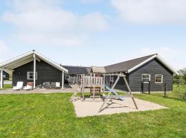 Awesome Home In Idestrup With Sauna, hotel s jacuzzi v destinaci Bøtø By