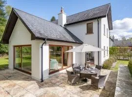 Large home to sleep 8 in Kenmare. Free use of pool onsite