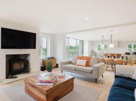 Mulberry Cottage - Stunning 5 Bed in Wiltshire!, ξενοδοχείο σε Charlton