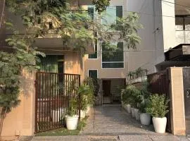 Posh Suites - Golf Course Road