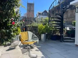 Just B -Town Centre, 2 x Double bedroom Garden Apartment - 55" Smart TV, full kitchen, Nkuku furnishing, great shower! St Elmo Cottage