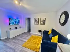 Sleek Urban Getaway - Parking Space - New Large Sofa Bed - Fast WiFi - 10 Minutes Walk to the Beach!