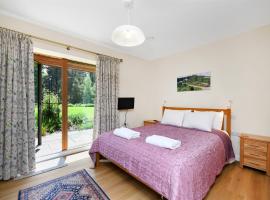 Eco 2-Bed Bungalow with Biodiverse Garden & Solar, bungalow i Bestwood Village