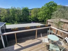 Ty Taf 2 Bed Cottage with Deck & Easy transport links