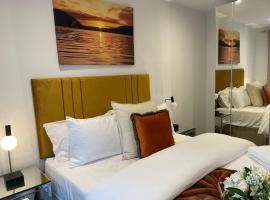 NOVA SUITE - Luxury, Stylish & fully furnished 2 bed Apartment 7minutes drive from the beach Sleeps 4 to 5, hotel in Bournemouth