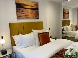 NOVA SUITE - Luxury, Stylish & fully furnished 2 bed Apartment 7minutes drive from the beach Sleeps 4 to 5