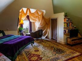 Centrally Located With Lake Views, hotel na praia em Burlington