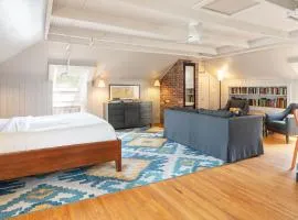 Oakhurst Inn at the University