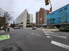 Harvard Sq 5min walk to main gate sleeps 6 free one car parking โรงแรมในเคมบริดจ์