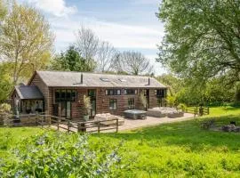 Campden Barn - Exclusive Home with Hot Tub