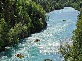 Red Cabin at Fish Camp – Cozy Dry Cabin with Loft Rustic Escape, ξενοδοχείο σε Sterling