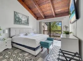 Unique Stays at Cozy Lake House near Universal