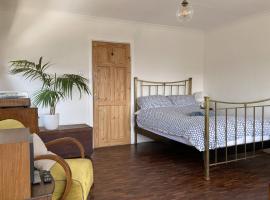 Paradise Heights, hotel in West Bay