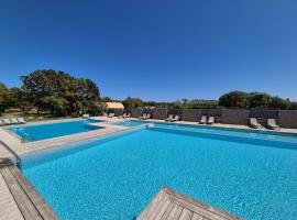 Charmant T2 climatisé avec terrasse à 5min des plages, hotel in Lecci