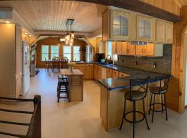 4 Bedroom Country Bliss with Rooftop Lounge Loft, מלון בChittenango
