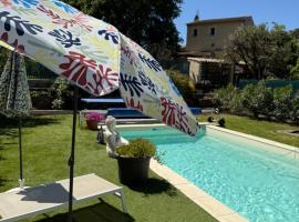 Gite climatisé avec piscine sur les hauteurs de Bollene โรงแรมในโบลแลน