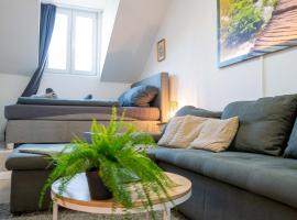 223 Gemütliche Dachgeschosswhg im Herzen Neuss, hotel in Neuss