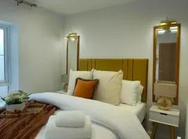 ELIM SUITE -Luxury Stylish 1bed Apartment - 7 Mins Drive to Beach, Free Parking Sleeps 2-3 people