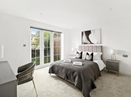 LUXURIOUS Apartments in Staines l Free Onsite Parking, hotel a Staines