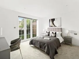 LUXURIOUS Apartments in Staines l Free Onsite Parking