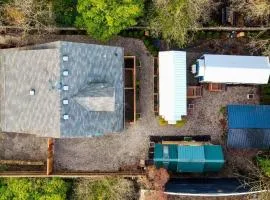 Stay Portland - Restored Farmhouse & Backyard Tiny House Village