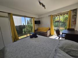 Charmant Studio avec jardin - Calme - Proche plage, hotel v destinaci Cros-de-Cagnes