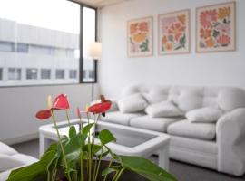Frente al Swissotel, ideal para trabajo y estudios, hotel in Quito