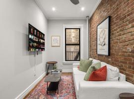 Stylish Escape Modern 2BR Condo on Prince Street, condo στη Νέα Υόρκη