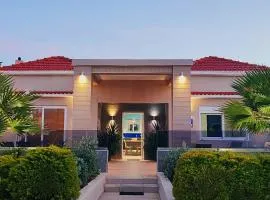 Luxury Villa Eva-Mari with jacuzzi, 50m from the beach