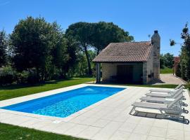 Villa Ondina - private pool, hotel u gradu Brtonigla