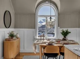 Lovely city center apartment with amazing views and free parking!
