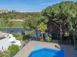 Relaxing Family Retreat with Stunning Golf Views, hotel v destinaci Benalmádena