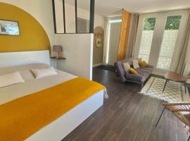 Agréable petit gîte avec jardinet et piscine, βίλα σε Salies-de-Bearn