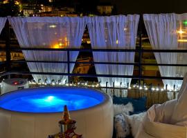 Appartamento Rapallo Sky Garden Maria Jose Liguria - Attico vista mare - Terraces - 2 bagni- 2 Camera da Letto - Box, Wi-fi, Idromassaggio Free inteiro Attico per Voi, con Ascensore, hotel in Rapallo