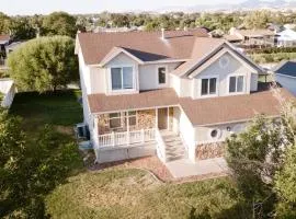 Family Retreat Near SLC Airport 6 BR 3 Bath