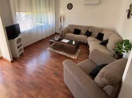 UNIQUE Appartement Zen et Détente DANS villa avec piscine TRÈS BIEN PLACÉ