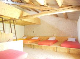 Gite d'étape saisonnier Làô Refuge, hostel in La Charité-sur-Loire