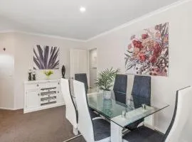 Logan House, Stylish Getaway With BBQ and Yard