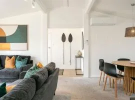 Central Stylish Taupo Retreat With BBQ and Private Garden