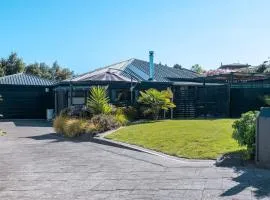 Te Aroha Whare, Cozy 3BR Retreat With Garage and BBQ