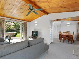 Bellbird Cottage With Lake and Mountain Views, beach hotel in Taupo