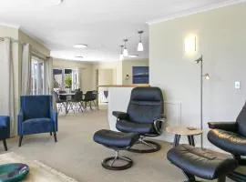 Stunning 3BR Home With Spa Bath, Mountain and Lake Views