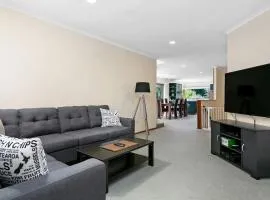 Tuis Place, Spacious 3BR Retreat Near Town Centre