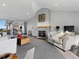 Highland House, Luxury 3BR With Panoramic Lake Views