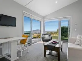 Highland House - Beautiful Lake Taupo Holiday Home with panoramic views