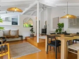 Huia Haven, Rustic Garden Retreat With King Suite