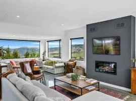 Peaceful Luxury Retreat with Lake Views and Spa Pool